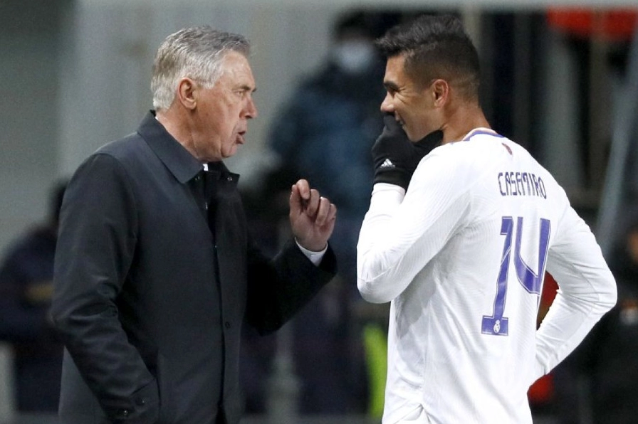 Ancelotti và Casemiro trao đổi chiến thuật bên đường biên