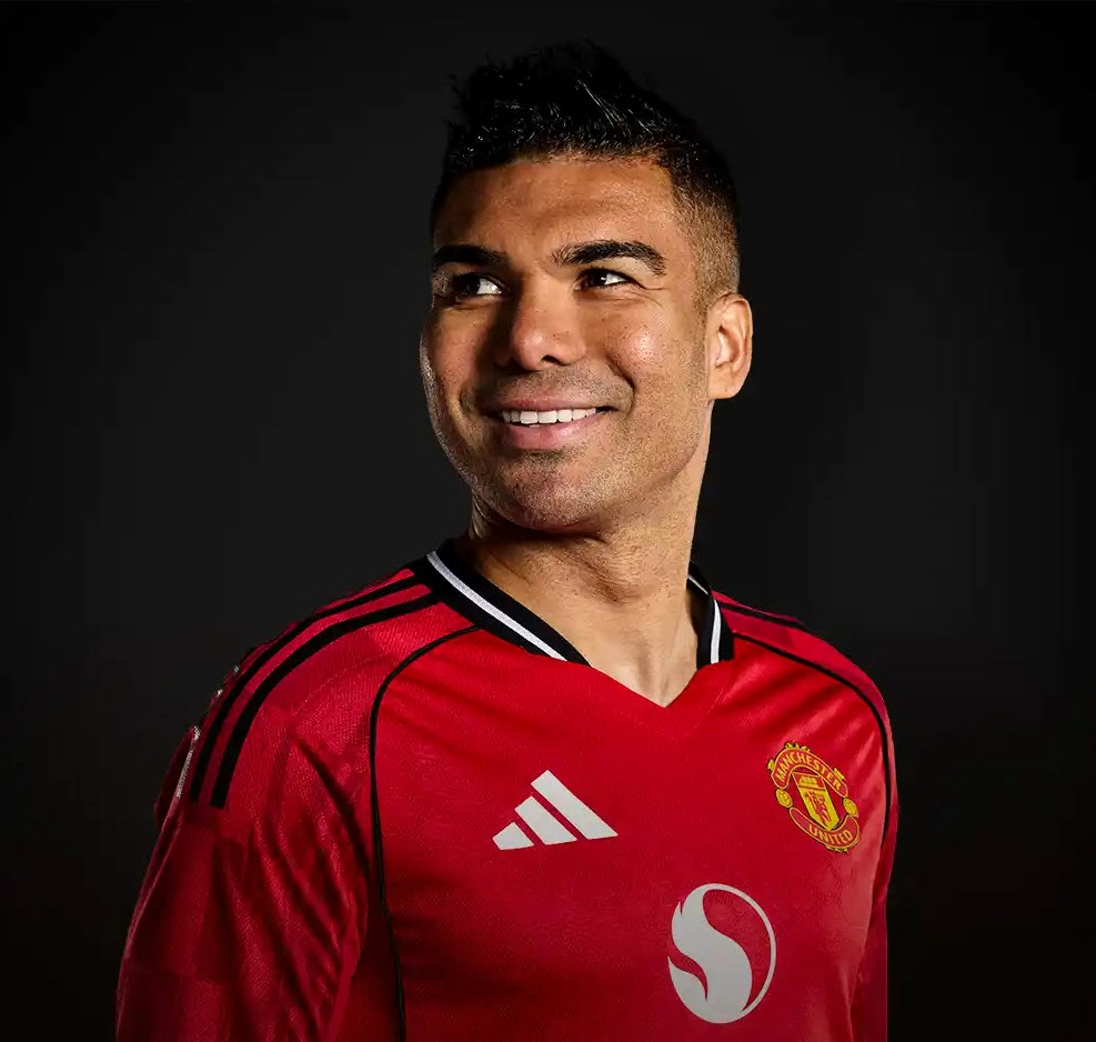 Casemiro đứng hiên ngang trong màu áo thi đấu
