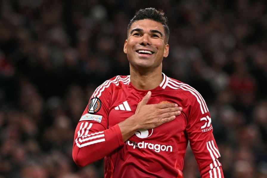 Casemiro trầm tư trên sân tập của Manchester United