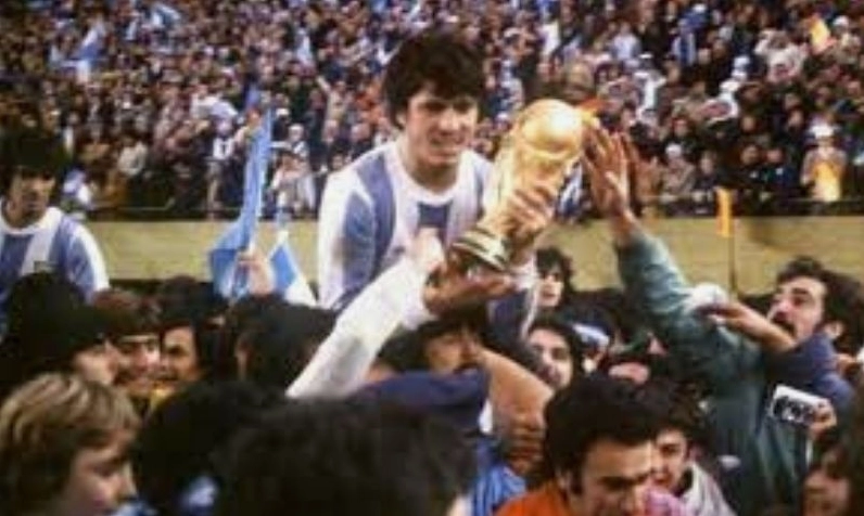 Daniel Passarella trong trang phục thi đấu của Argentina
