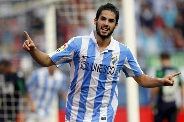 Isco kiểm soát bóng trong vòng vây đối phương