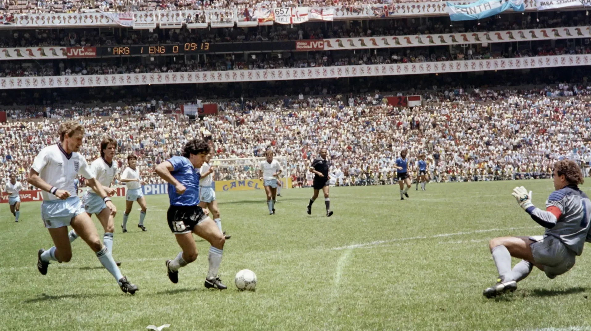 Khoảnh khắc Maradona đi bóng qua hàng loạt cầu thủ Anh
