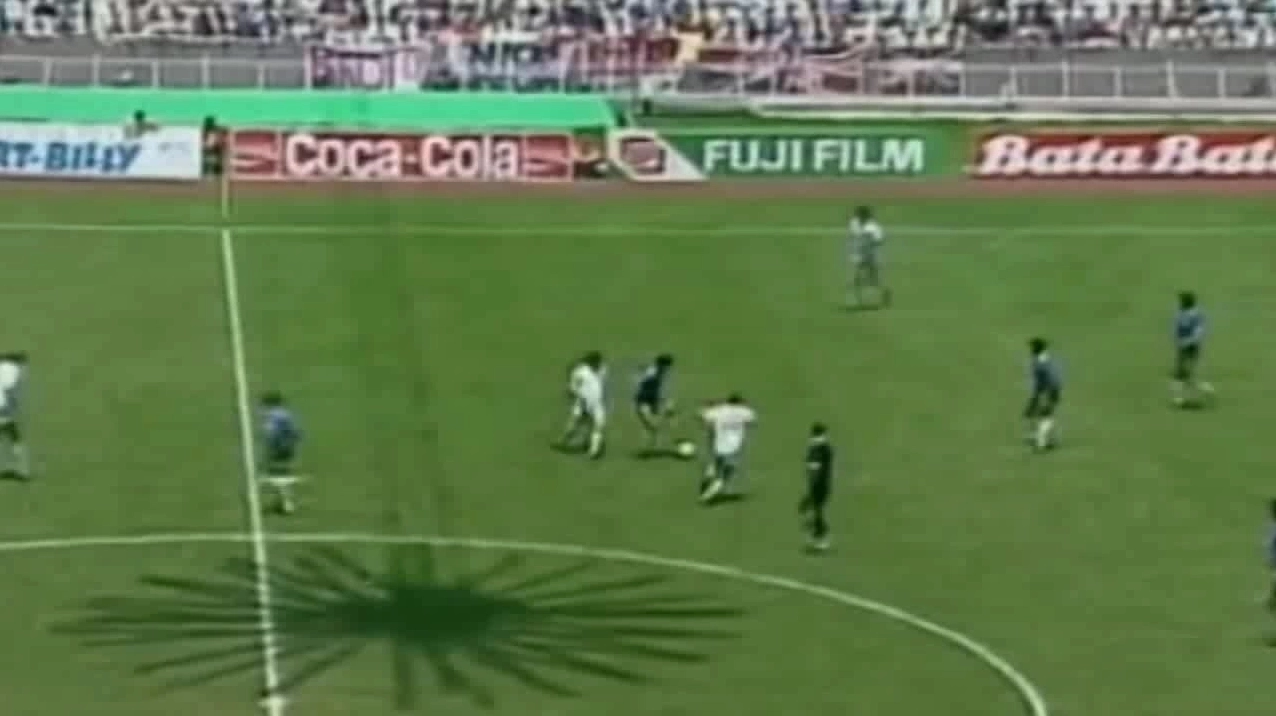 Maradona ghi bàn vào lưới đội tuyển Anh dưới sự chứng kiến của Valdano