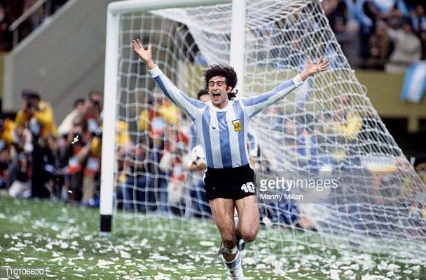Mario Kempes trong trang phục thi đấu Argentina 1978