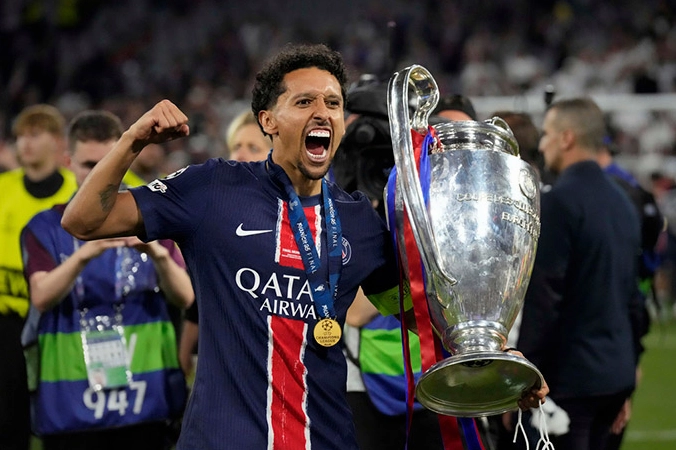 Marquinhos ăn mừng chức vô địch Champions League