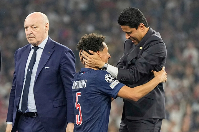 Marquinhos khóc trong vòng tay chủ tịch PSG
