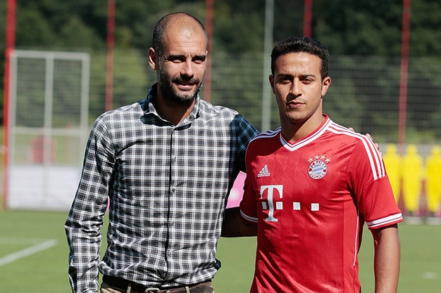 Pep Guardiola chỉ đạo Thiago Alcantara trên sân tập Bayern Munich