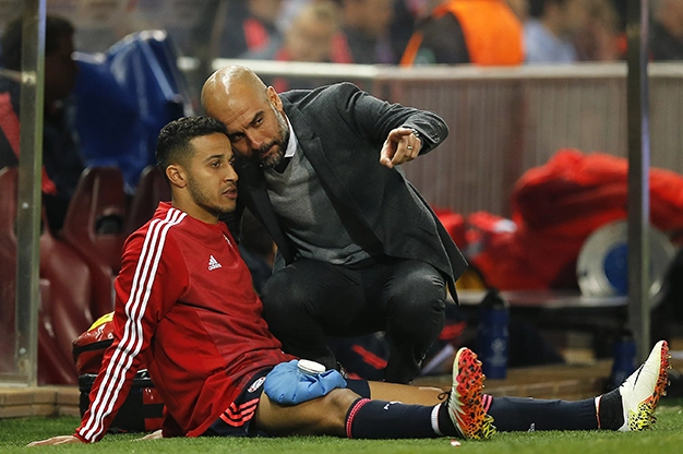 Thiago Alcantara ngồi bệt trên sân sau một pha va chạm mạnh