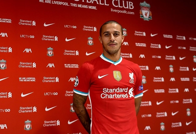 Thiago Alcantara trong buổi lễ ra mắt tại sân vận động Anfield